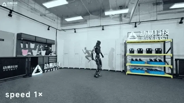 爆发力超越波士顿动力液压机器人,PHYBOT M1实现全球首次全尺寸重型电驱人形机器人完美拟人态后空翻