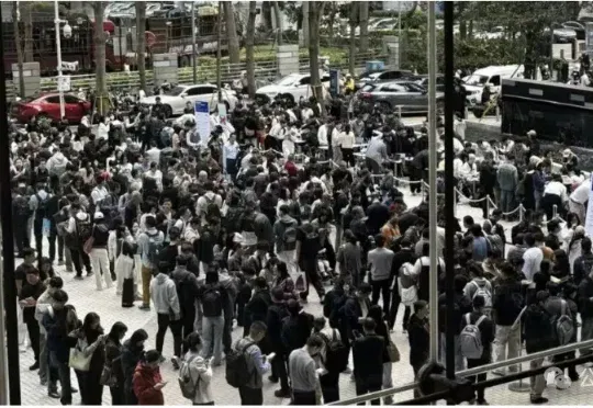 鹅厂门口免费装龙虾，几百人排爆了！一代人有一代人的鸡蛋要领