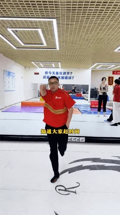 稚晖君机器人炸场：全球首秀“真男人必会的韦伯斯特空翻”