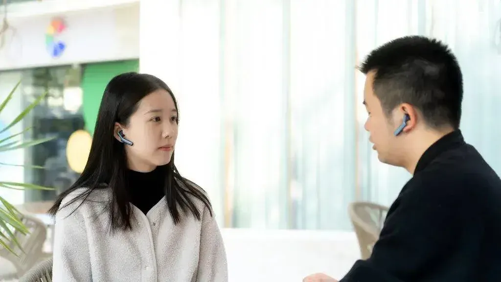 我用上了央视同款的 AI 同传耳机，发现它比「翻译」强多了｜CES 2026