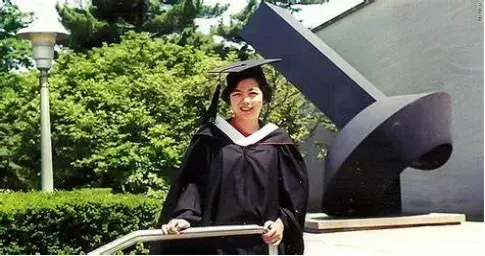 Z Waves丨从洗衣店女孩到“AI教母”，50岁的李飞飞再造AI新范式，用World Labs开启空间智能革命