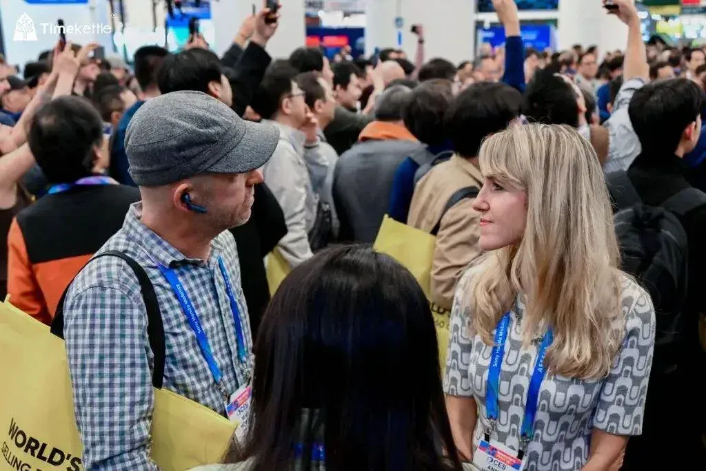 我用上了央视同款的 AI 同传耳机，发现它比「翻译」强多了｜CES 2026