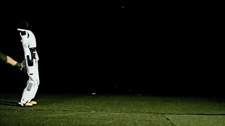 稚晖君机器人炸场：全球首秀“真男人必会的韦伯斯特空翻”