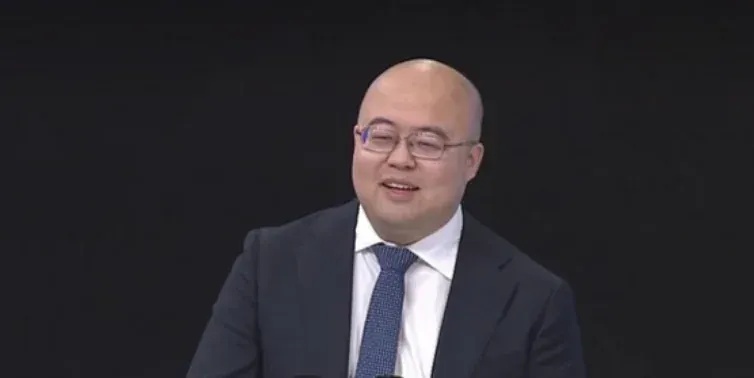 MiniMax创始人闫俊杰，河南小伙不贪财，26岁成博士，把实习生带成华为天才少年，32岁弃高薪创业，获黄仁勋赏识，阿里腾讯投资，IPO破纪录