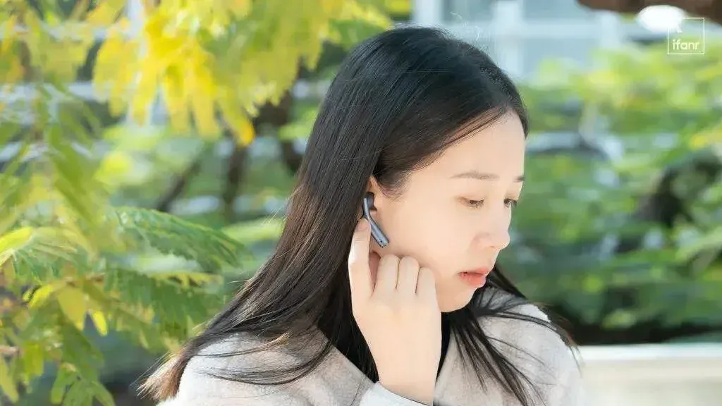 我用上了央视同款的 AI 同传耳机，发现它比「翻译」强多了｜CES 2026