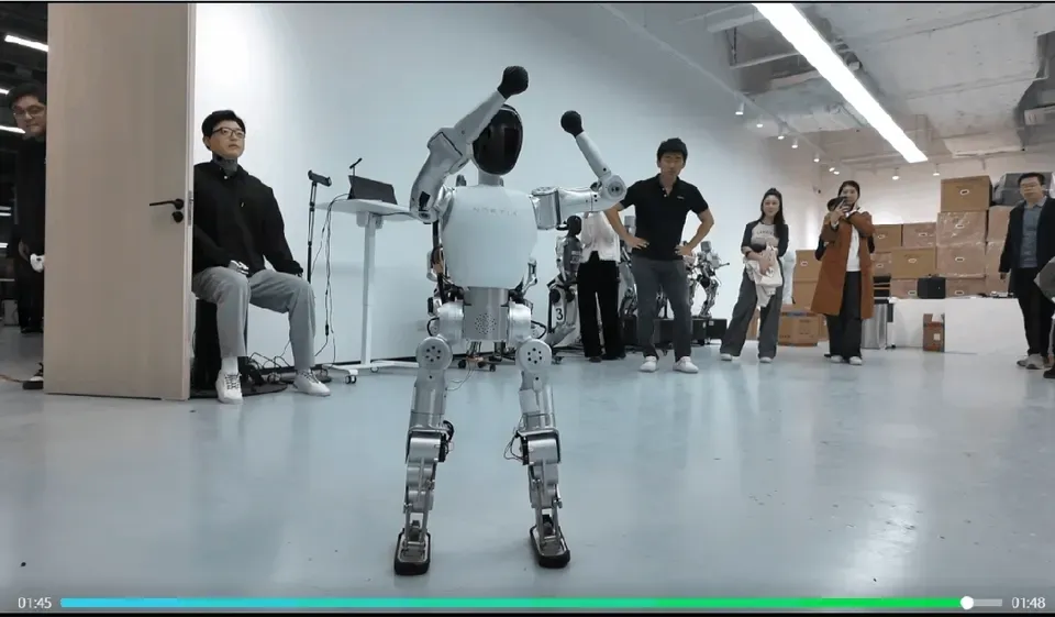 9998元抱回家！全球首款万元以下人形机器人来了，21自由度，能说会走，会尬舞