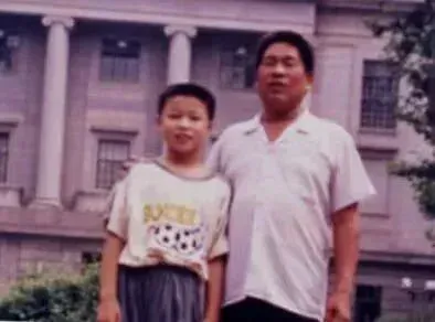 MiniMax创始人闫俊杰，河南小伙不贪财，26岁成博士，把实习生带成华为天才少年，32岁弃高薪创业，获黄仁勋赏识，阿里腾讯投资，IPO破纪录