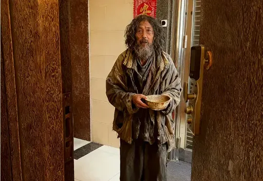 我用AI生成流浪汉骗我爸，结果他摇来了特警