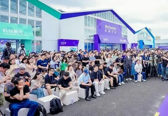 王坚外滩大会露天对话“年青人”：去做那些并非理所当然的AI