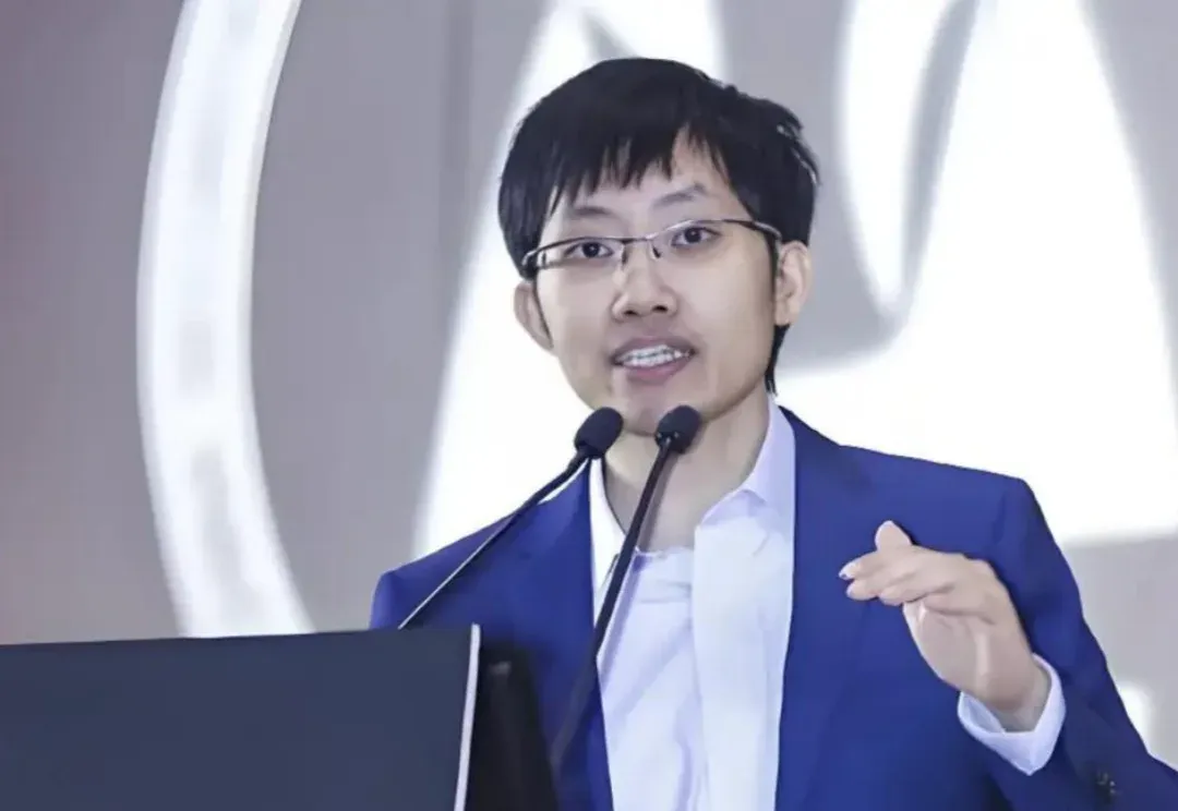 等不来DeepSeek-R2的246天：梁文锋的“三重困境”与“三重挑战”