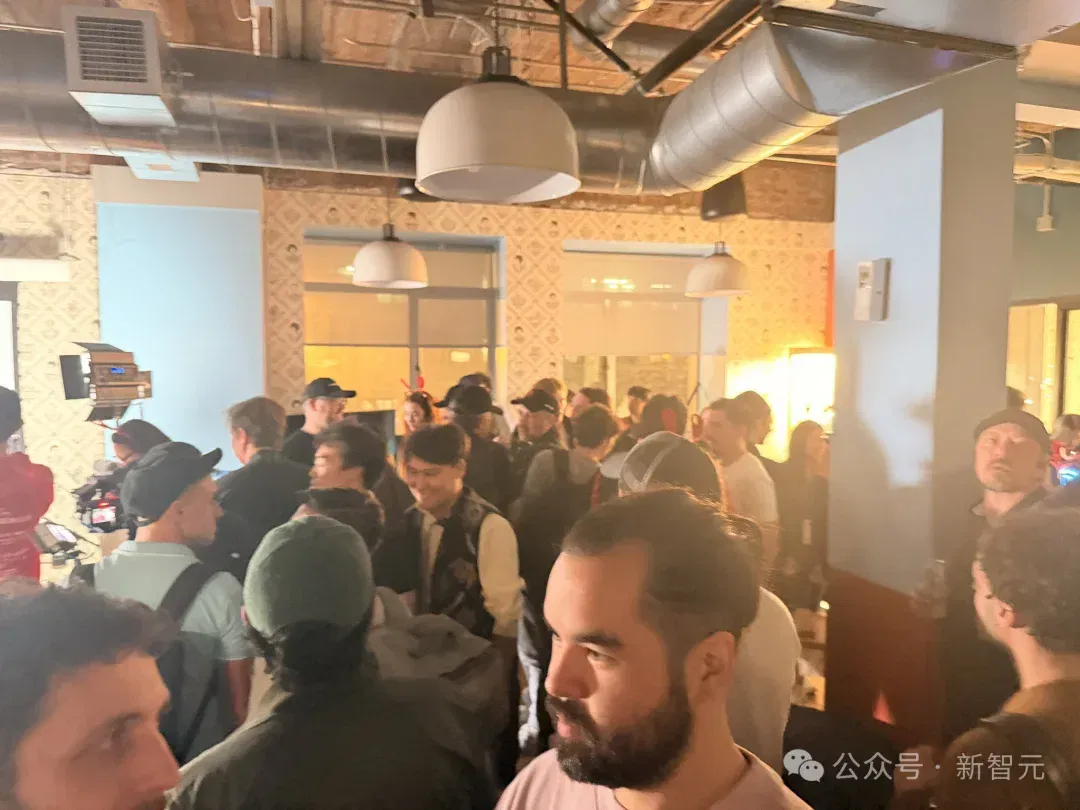 OpenClaw全球首聚，千人挤爆旧金山！龙虾头机器人现场乱逛太炸裂