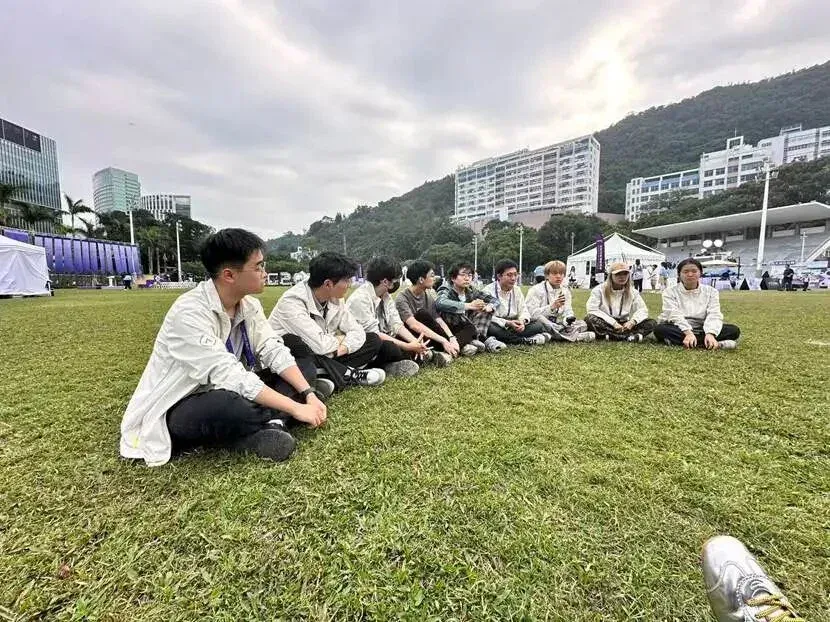 没了遥控器，还被扔进荒野，具身智能该「断奶」了