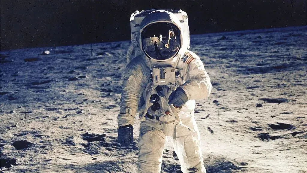 Nano Banana Review：摄影棚里的宇航员——美国登月造假调查