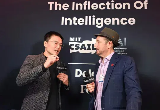当世界在谈论AI替代人类时，松鼠Ai在达沃斯带回了什么答案？