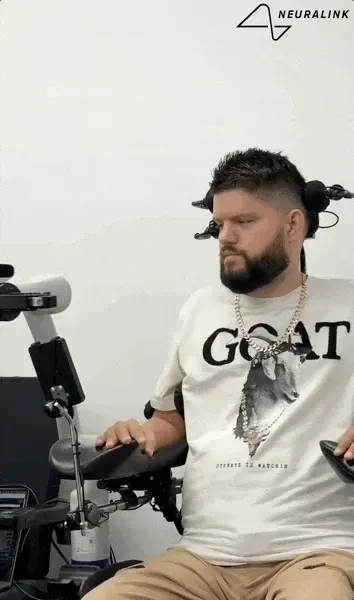 马斯克脑机接口意念控制机械臂！演示者获得钢铁之吻，理论上可控制一切