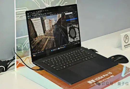 老黄RTX Spark真机现身Bilibili World！CPU和GPU直接焊在一起，笔记本跑120B大模型