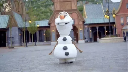 迪士尼真把雪宝造出来了！AI 让它学会用两个雪球走路，今年就能在乐园摸到