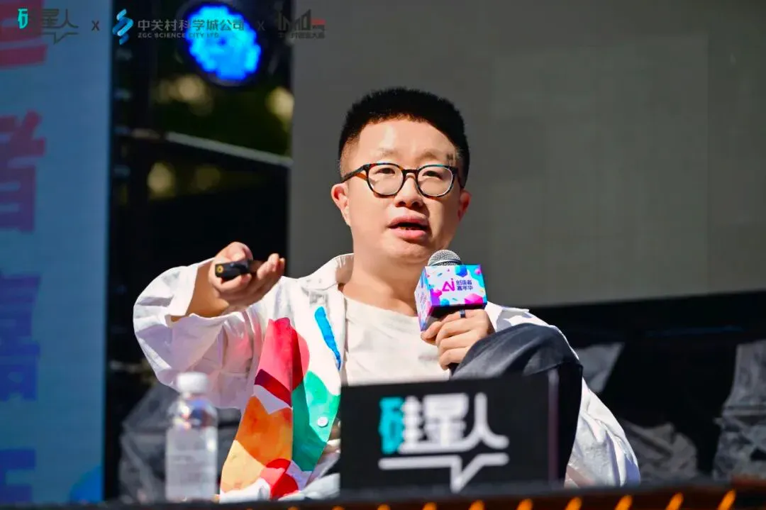 对话朱啸虎：搬离中国，假装不是中国AI创业公司，是没有用的
