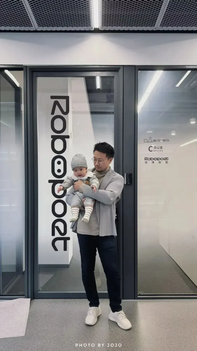 对话 Robopoet 孙兆治：全行业销量最高的 AI 陪伴玩具，Fuzozo 是如何「养成」的？