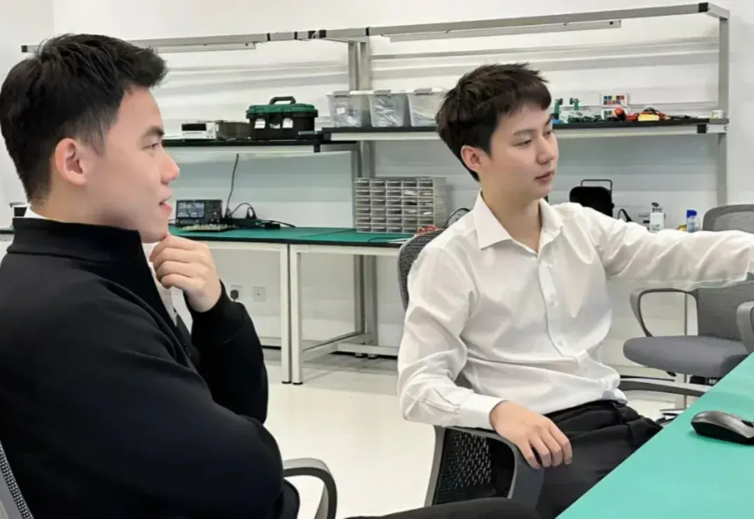 AI算力饥渴和高能耗困局谁来解？两位95后创始人用相变材料光计算构建新范式
