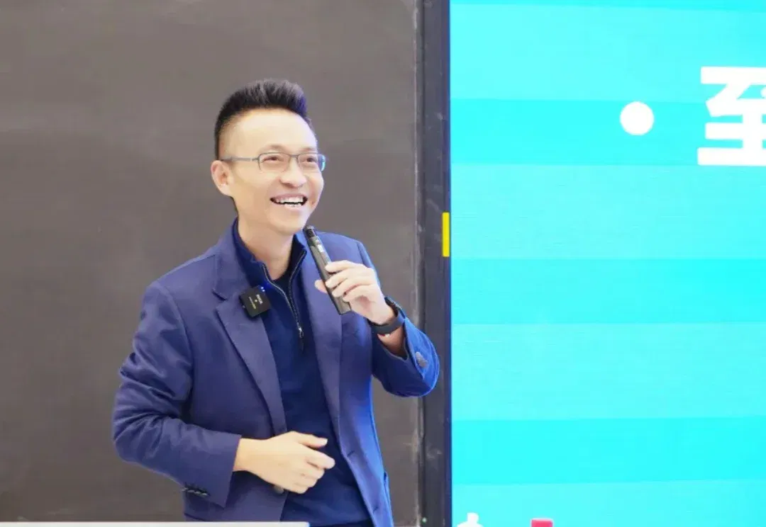 投中了理想、MiniMax 后，他说，AI 时代仍然要找「让人汗毛直竖」的创业者