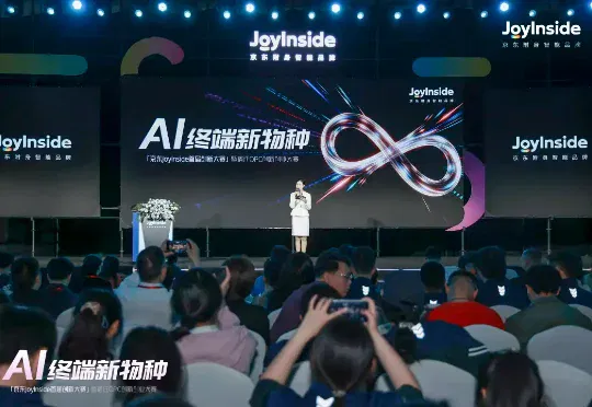 这届年轻人用AI造的「新物种」：活过来的画框、会叹气的台灯、会写信的龟背竹……