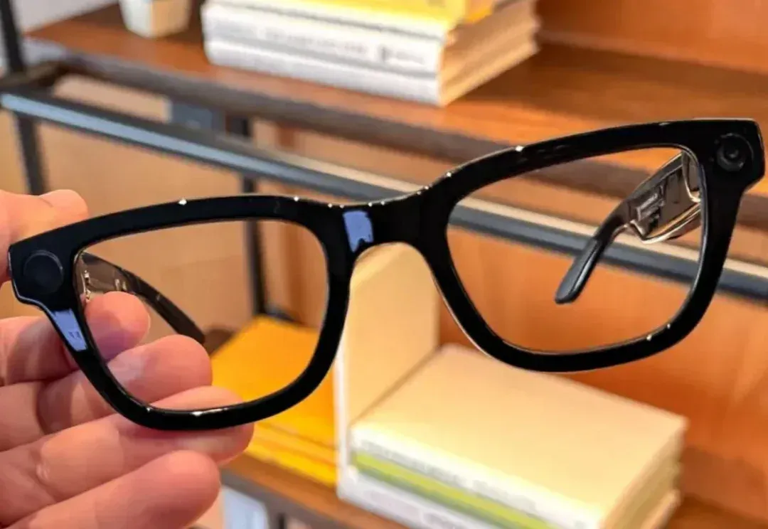 Google发布Google Glass，把 Gemini 与 Nano Banana 戴在头上