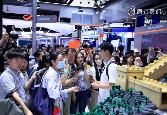 WAIC机器人搭长城积木火爆展区，这才是VLA+WM的最佳用法