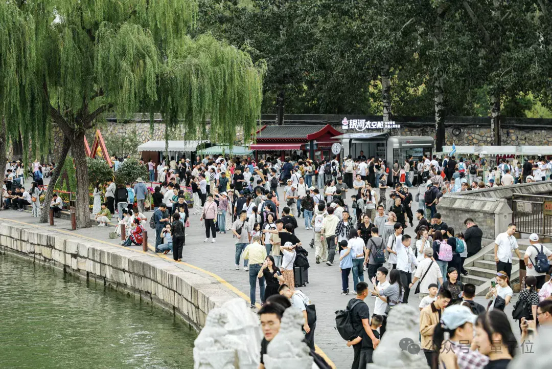 机器人“狂踹不倒”视频刷屏！太空舱遍布城市街巷，银河通用这几手秀麻了