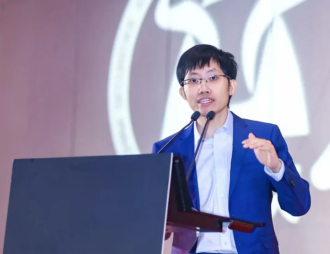 DeepSeek R1发布一年了，不卷功能、不融资、不着急，凭什么「硬控」硅谷