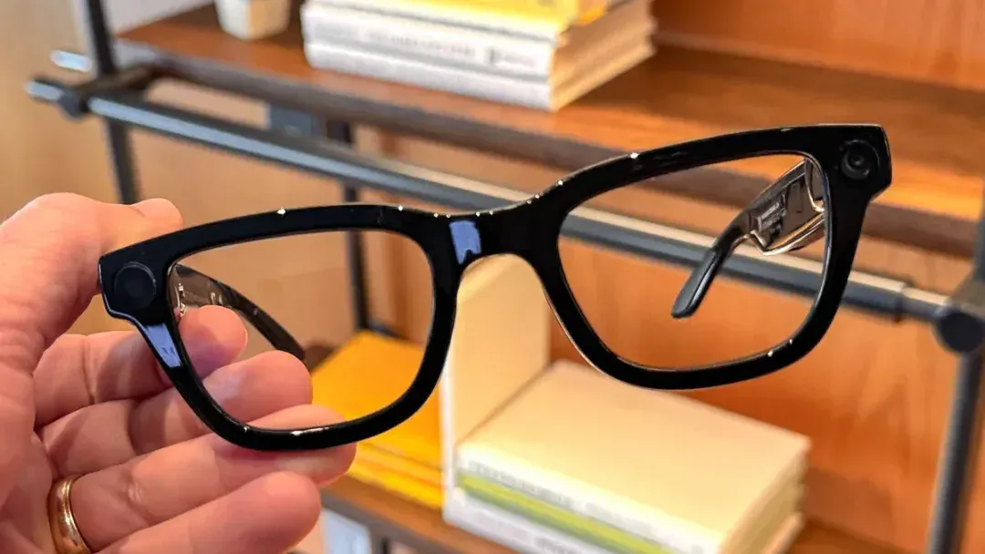 Google 又一次发布了 Google Glass ，这次想帮你把 Gemini 与 Nano Banana 戴在头上