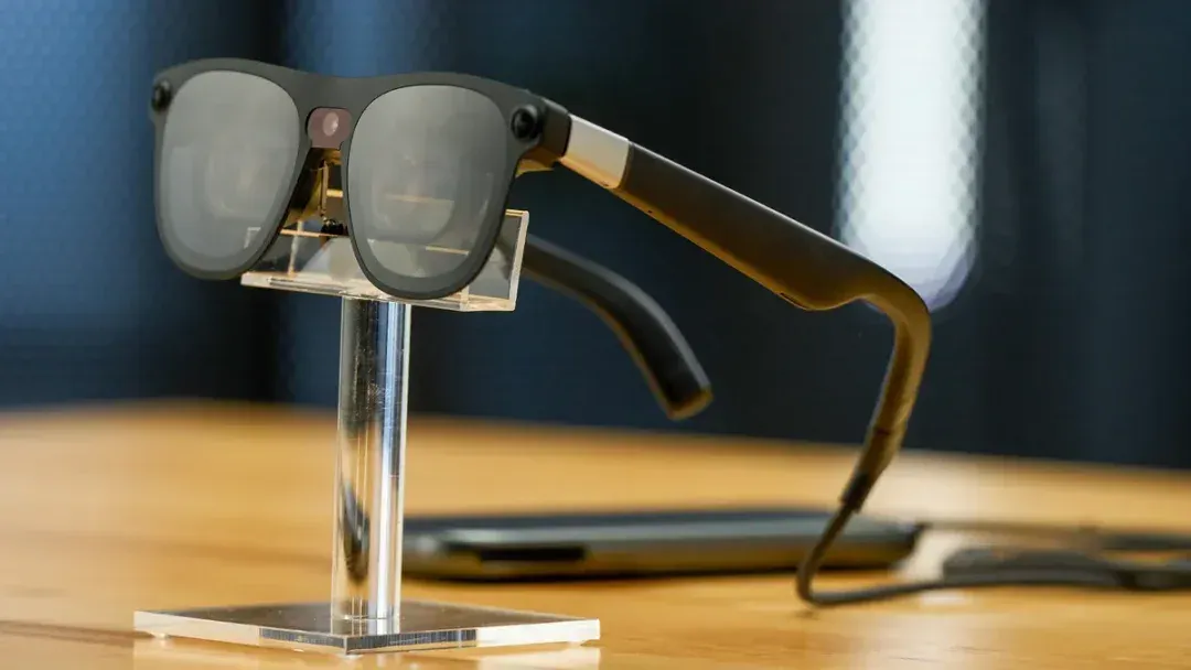 Google 又一次发布了 Google Glass ，这次想帮你把 Gemini 与 Nano Banana 戴在头上