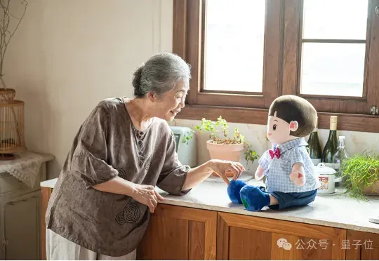 好抽象，韩国给独居老人发AI玩偶，24h陪伴+健康监测