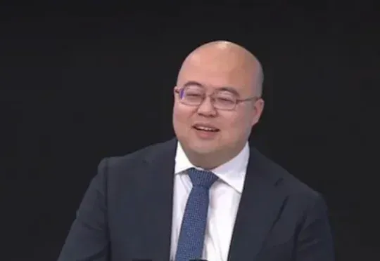 MiniMax创始人闫俊杰，河南小伙不贪财，26岁成博士，把实习生带成华为天才少年，32岁弃高薪创业，获黄仁勋赏识，阿里腾讯投资，IPO破纪录