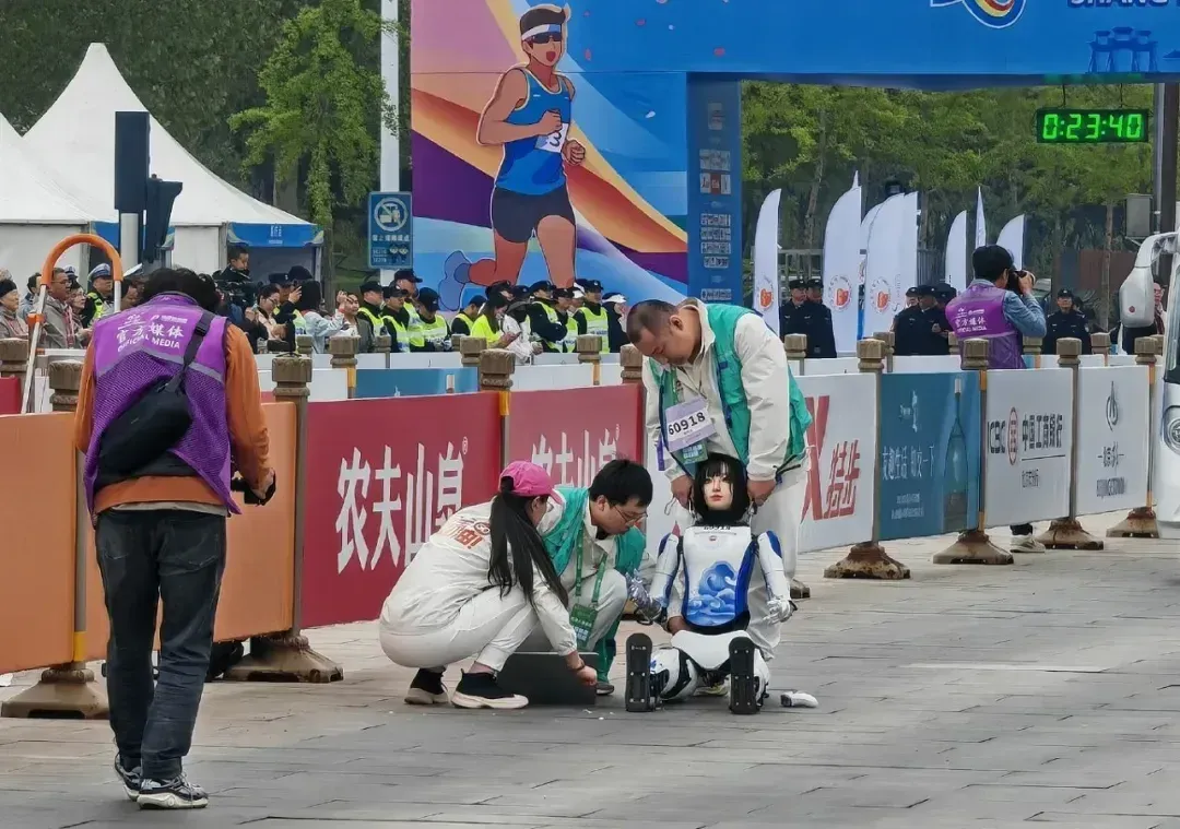 套壳、断头和热舞，AI在这一年的动人瞬间