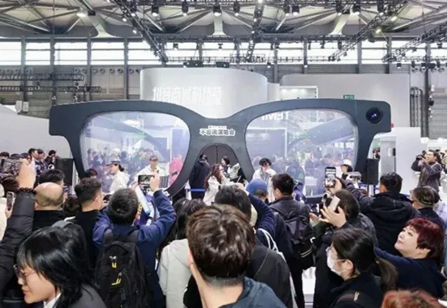 德国总理试戴的中国AI眼镜，悄悄拿下全球第一
