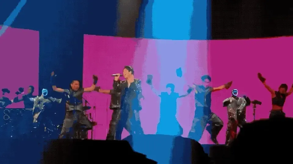 马斯克看呆! 宇树机器人炸场王力宏演唱会,大秀空翻热舞,4000万海外网友围观
