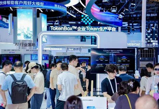 把 1.6T 参数模型搬进办公室，我们在 WAIC 看到一台自带静音的 Token 工厂