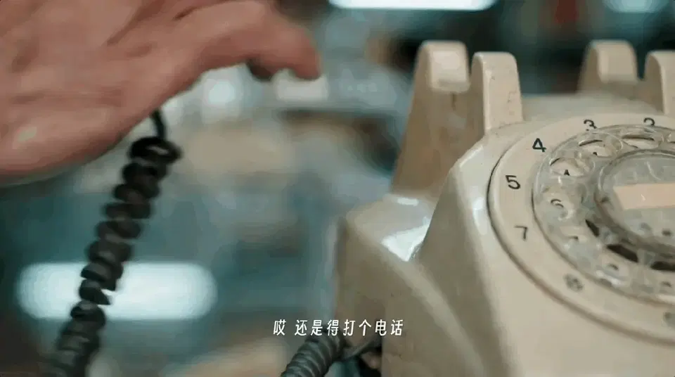 播放破亿的 AI 短片，名场面是一个「穿帮镜头」| 对话《纸手机》主创