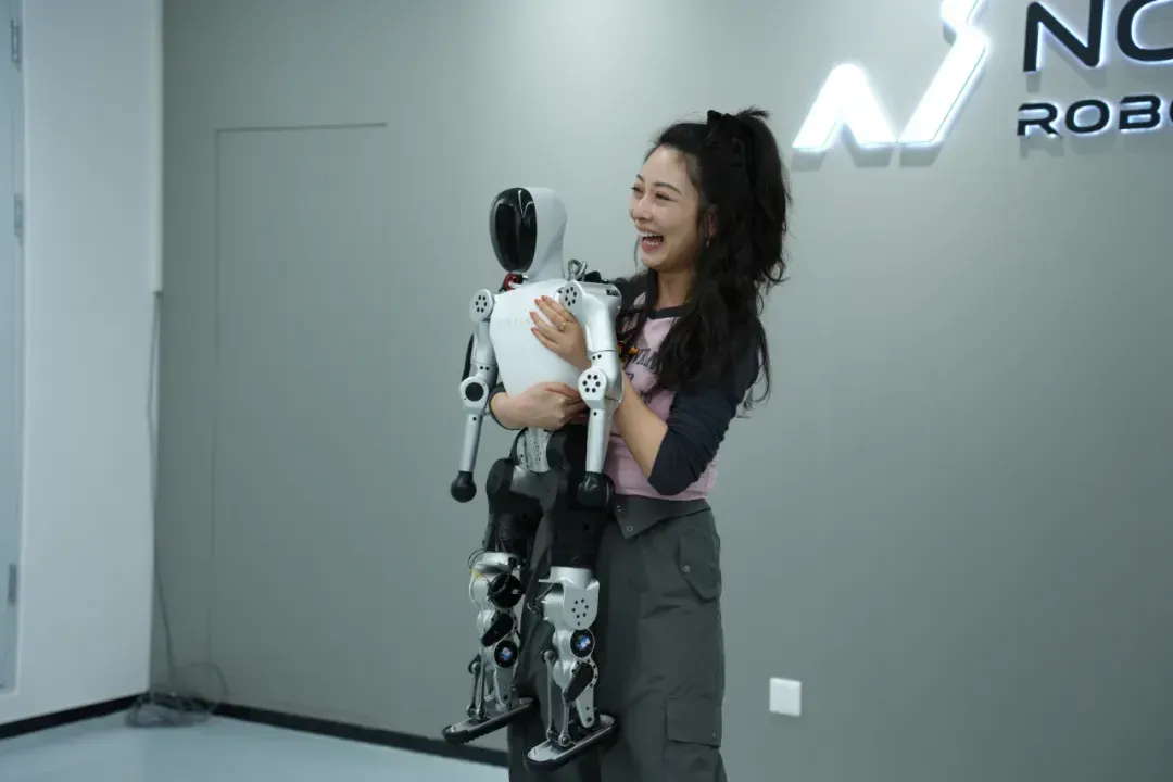 9998元抱回家！全球首款万元以下人形机器人来了，21自由度，能说会走，会尬舞