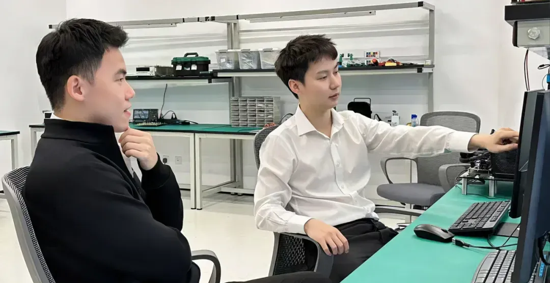 AI算力饥渴和高能耗困局谁来解？两位95后创始人用相变材料光计算构建新范式