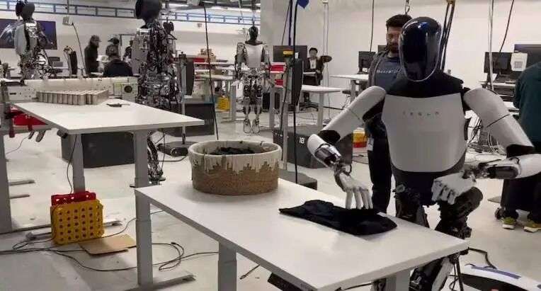 马斯克终极 AI 计划发布！机器人替你打工，人人躺平拿高薪，这饼香吗